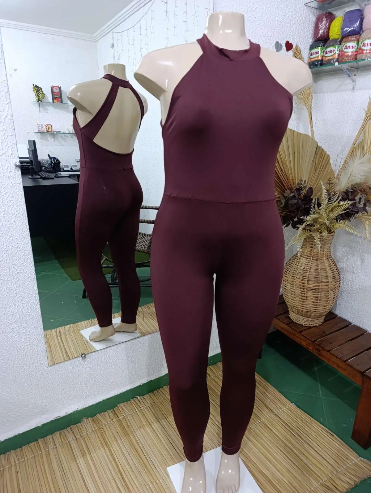 Macacão GG. Gola. Cor: VINHO