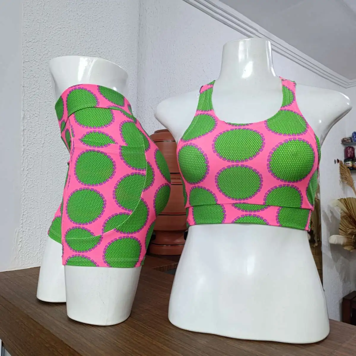 Conjunto de Short M com bolso. Estampa Verde/rosa
