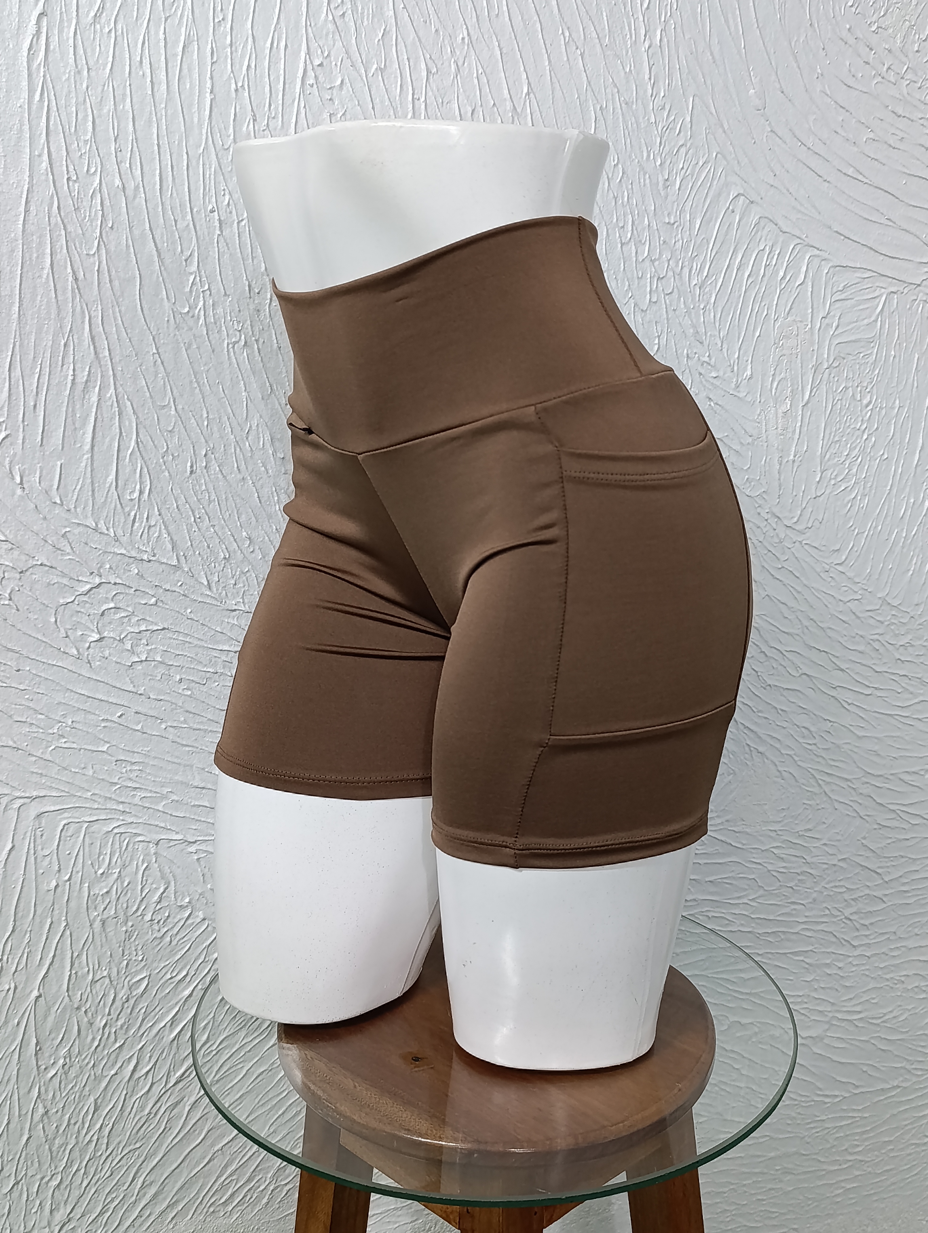 Short M. Com bolso. Forrado. Cor marrom liso