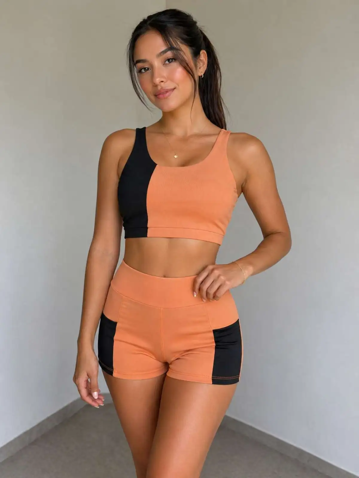 Conjunto de Short M com bolso e bojo. Cor salmão/PRETO