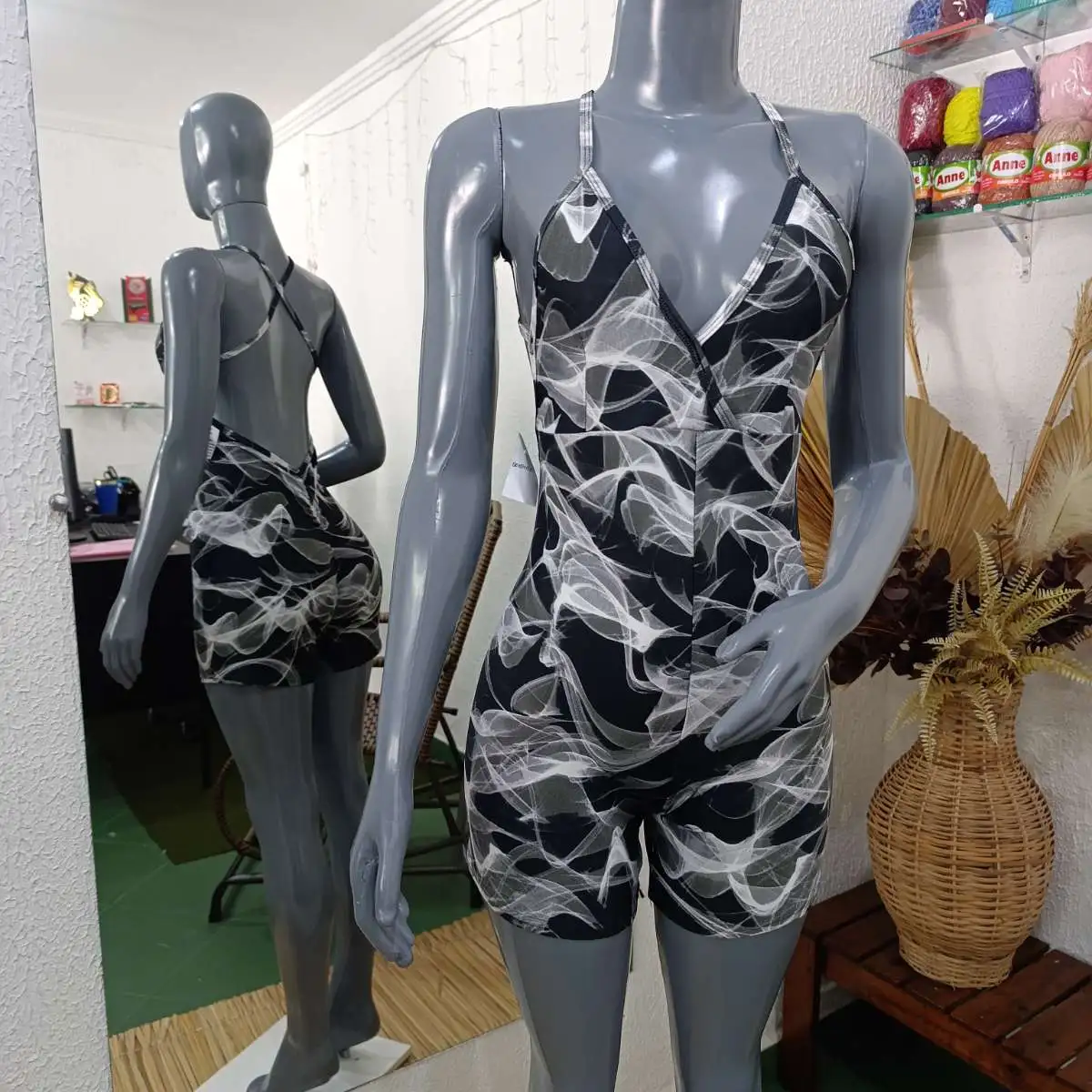 Macaquito M Empina bumbum. Estampa Preto com branco