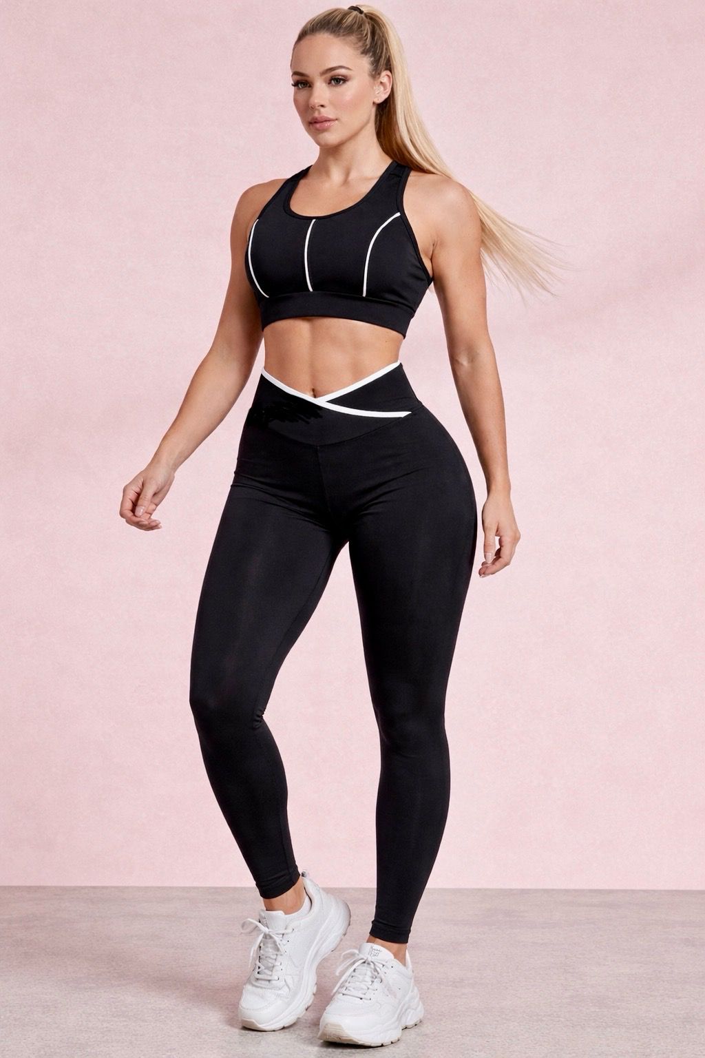 Conjunto de Legging M Cor: preto. Detalhe na cintura e viés branco