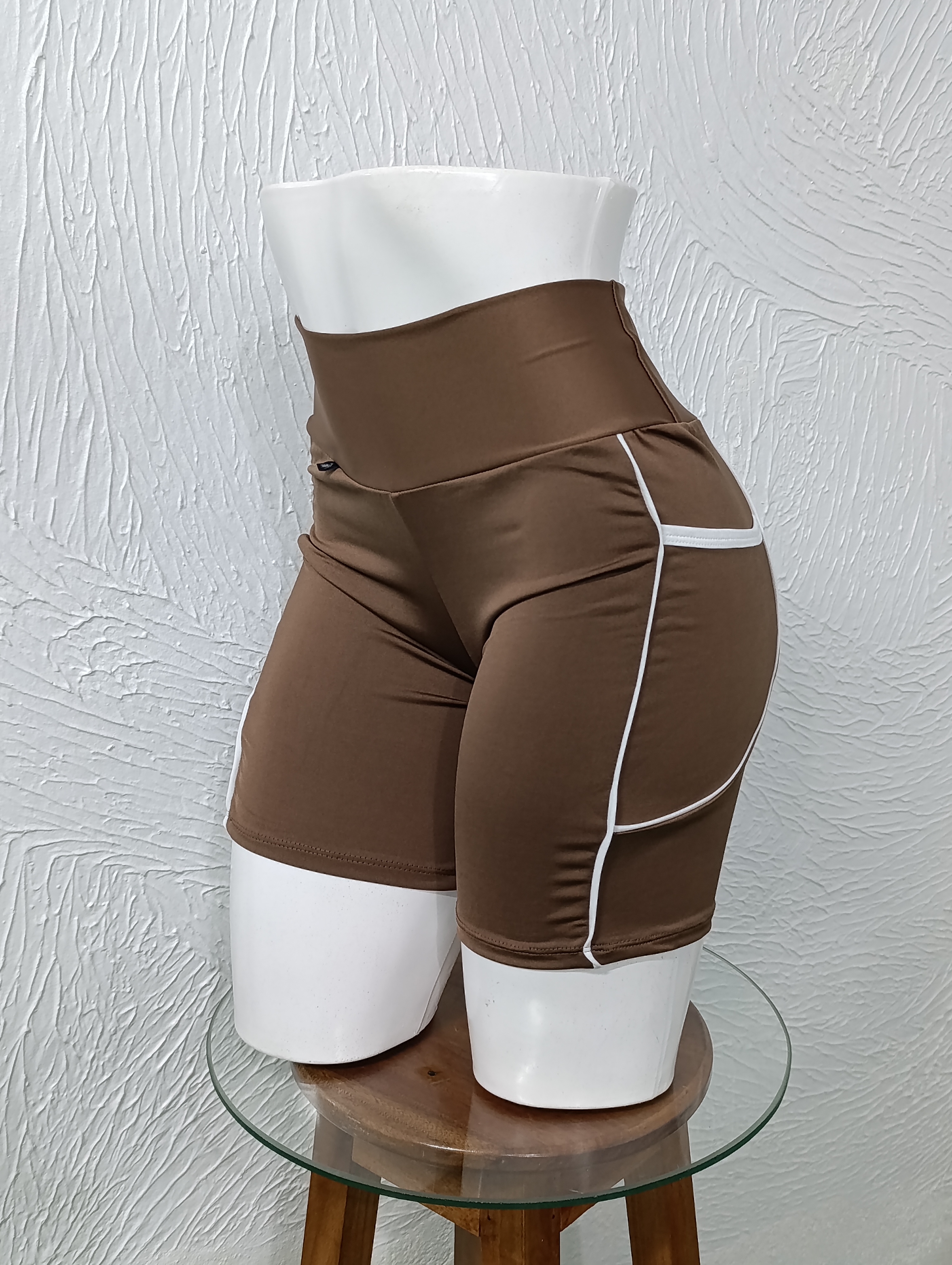 Short G. Com bolso. Forrado. Cor marrom com viés branco