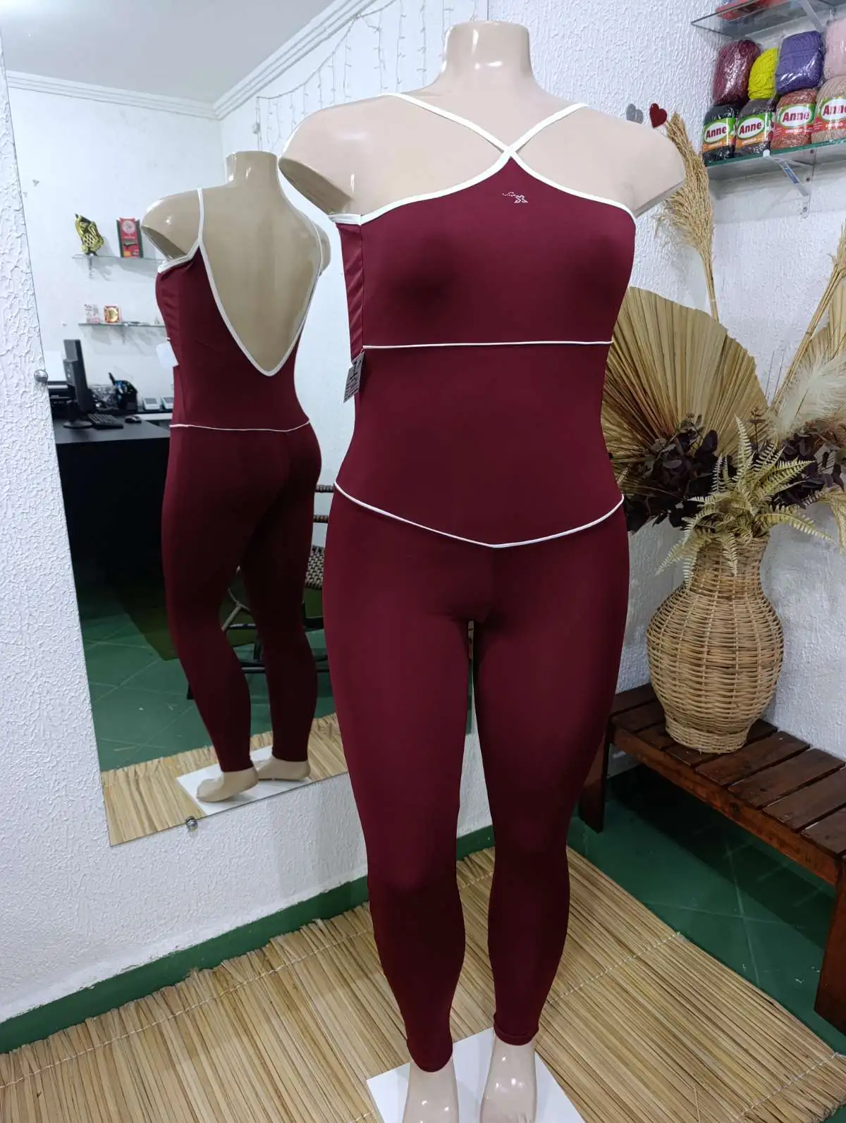 Macacão G. Viés branco. Cor: vinho