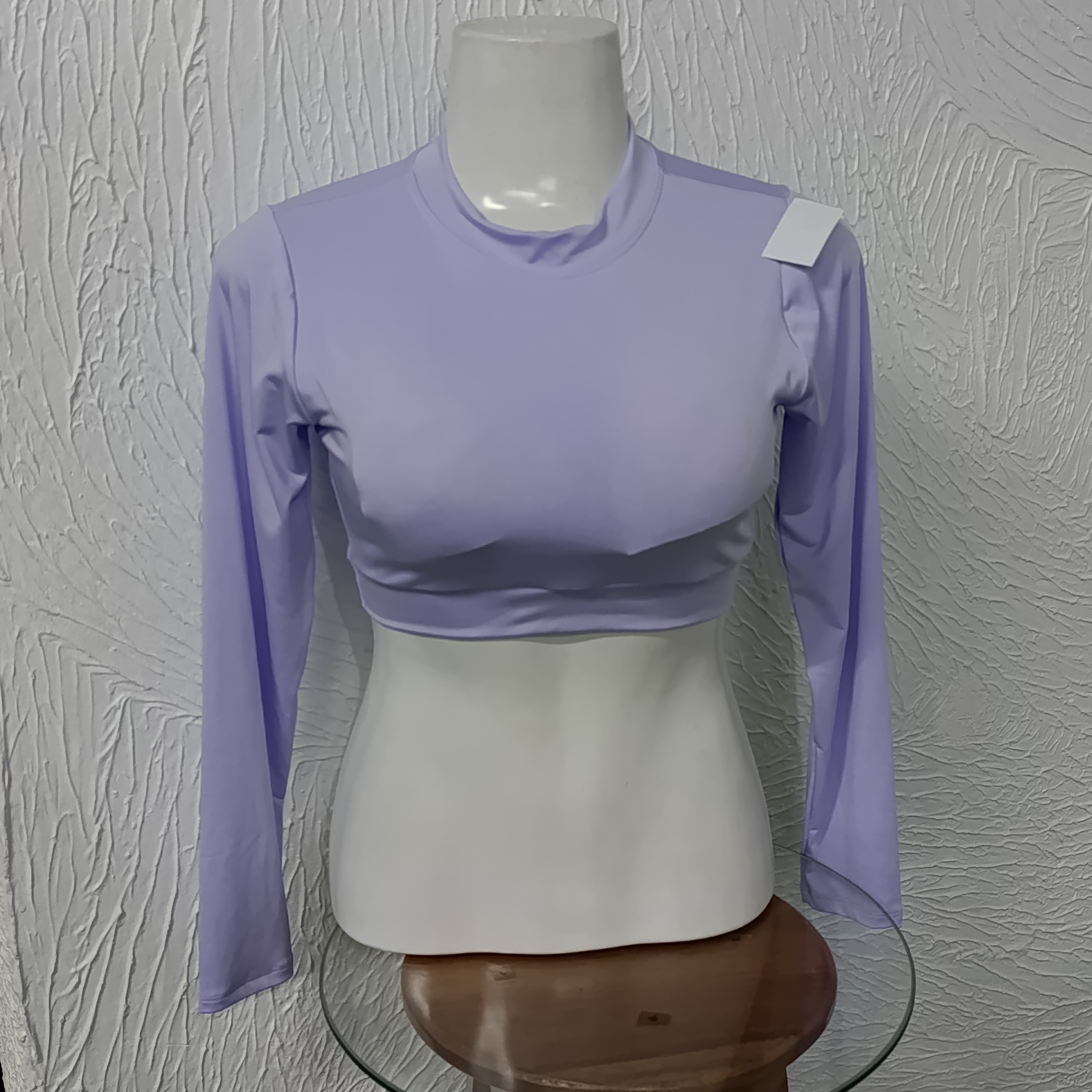 Cropped G com bojo. Manga longa. Cor lilás