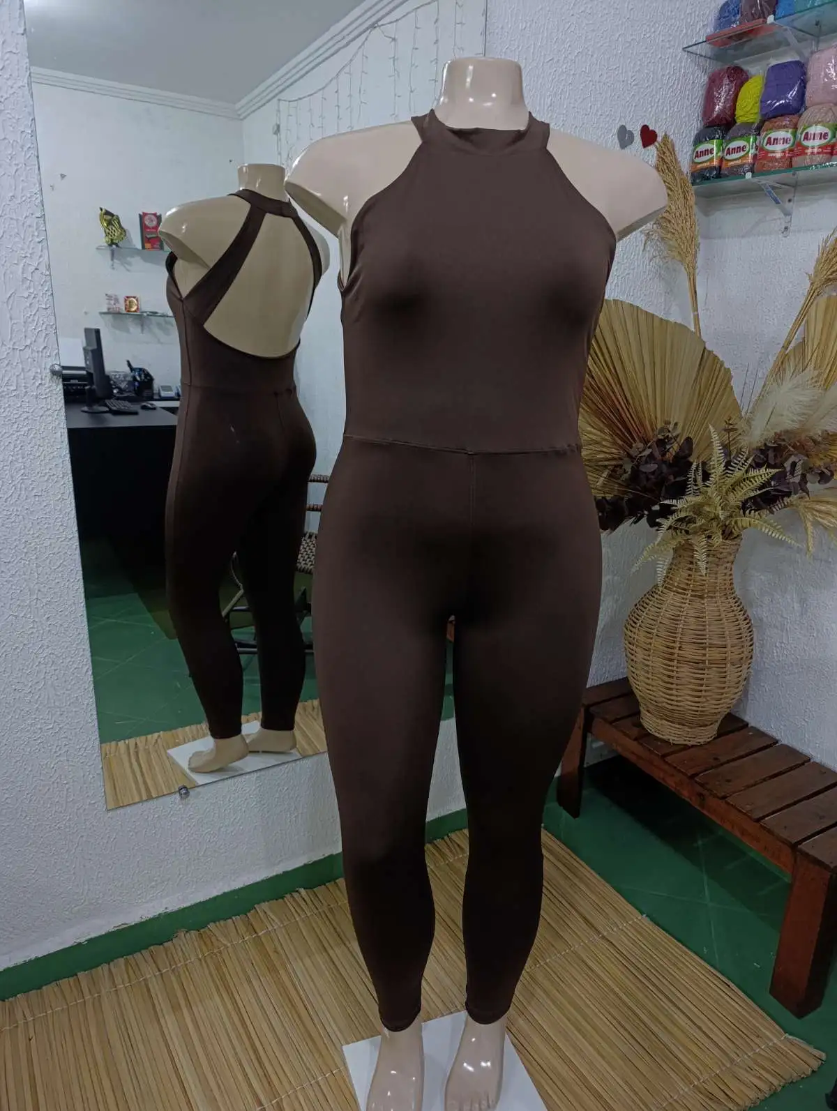 Macacão GG. Gola. Cor: MARROM