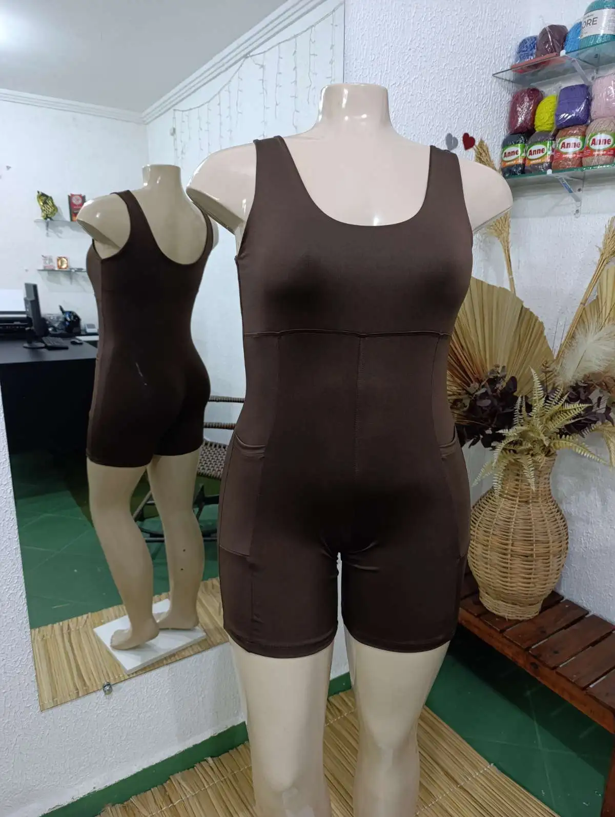 Macaquito GG. Com bolso. Cores: Marrom