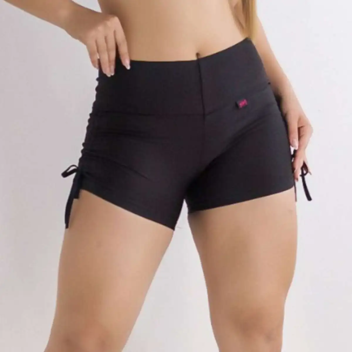 Short M. Laço na Lateral. Cor: Preto