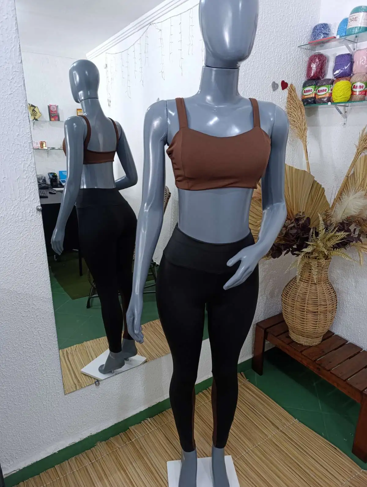 Conjunto de Legging P. Calça forrada. Top Marrom