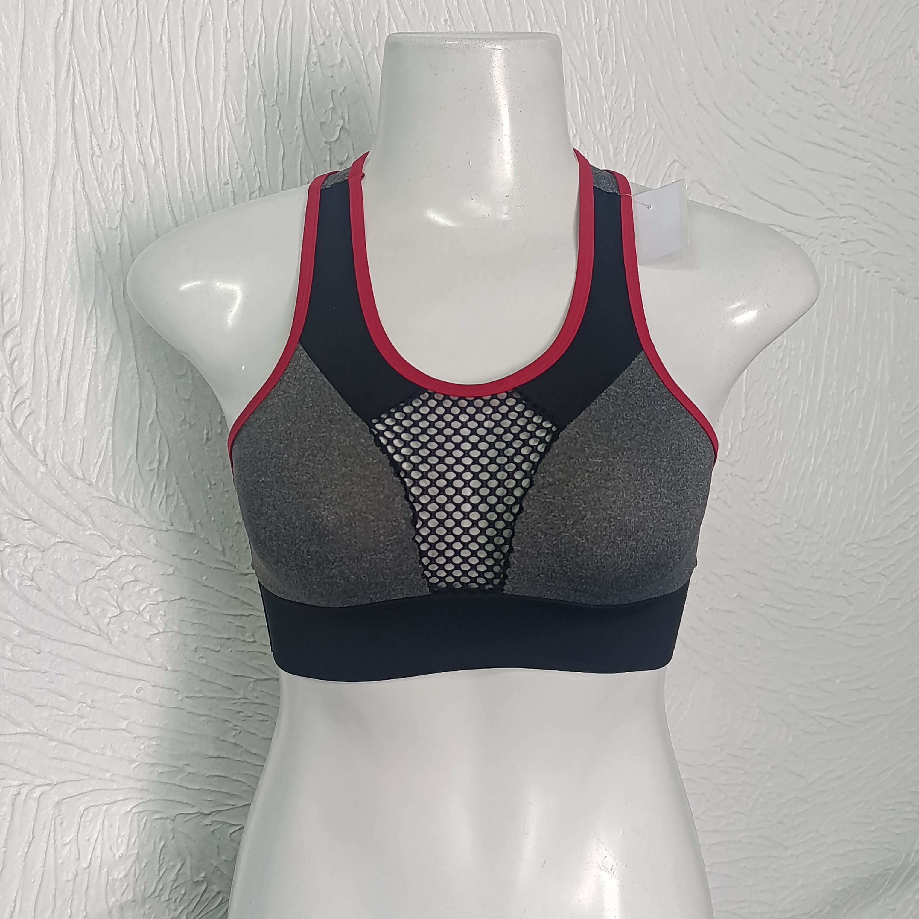 Top P sem bojo. Cinza com preto e viés vermelho