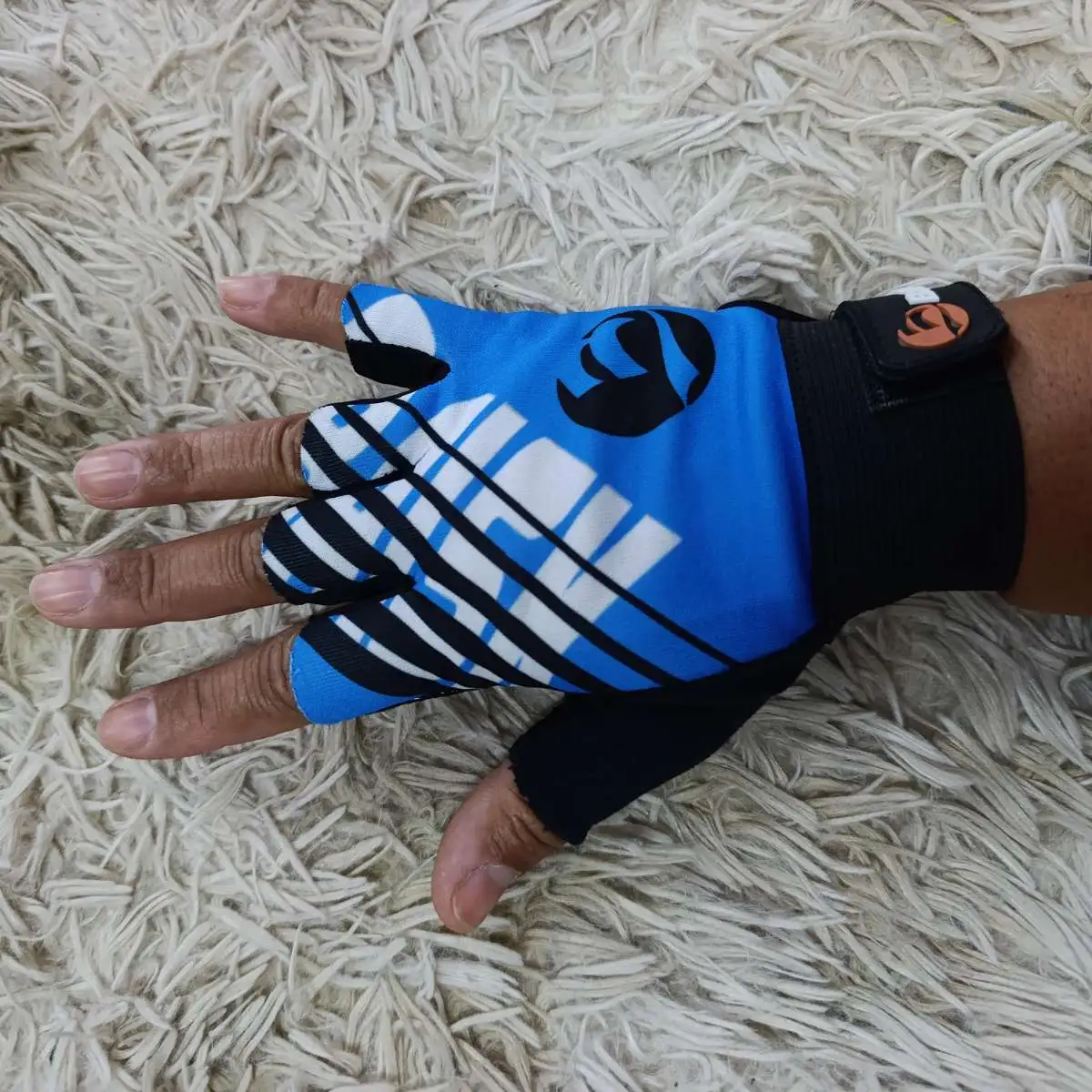 Luva Malhação. Cor: Preta/Azul