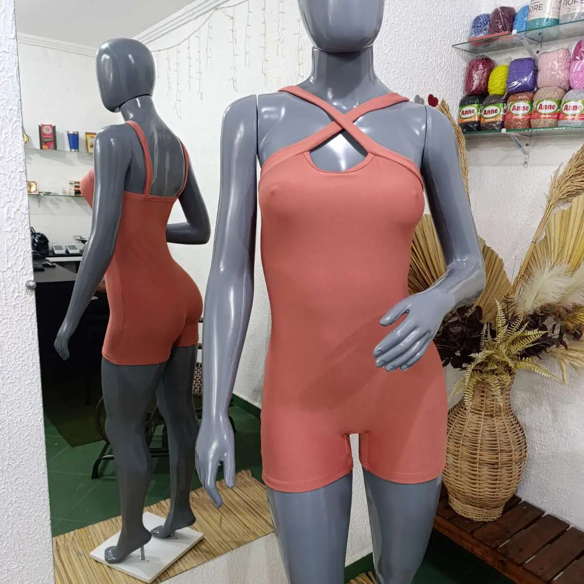 Macaquito M. Letícia. Cruzado na frente. Cor: marrom