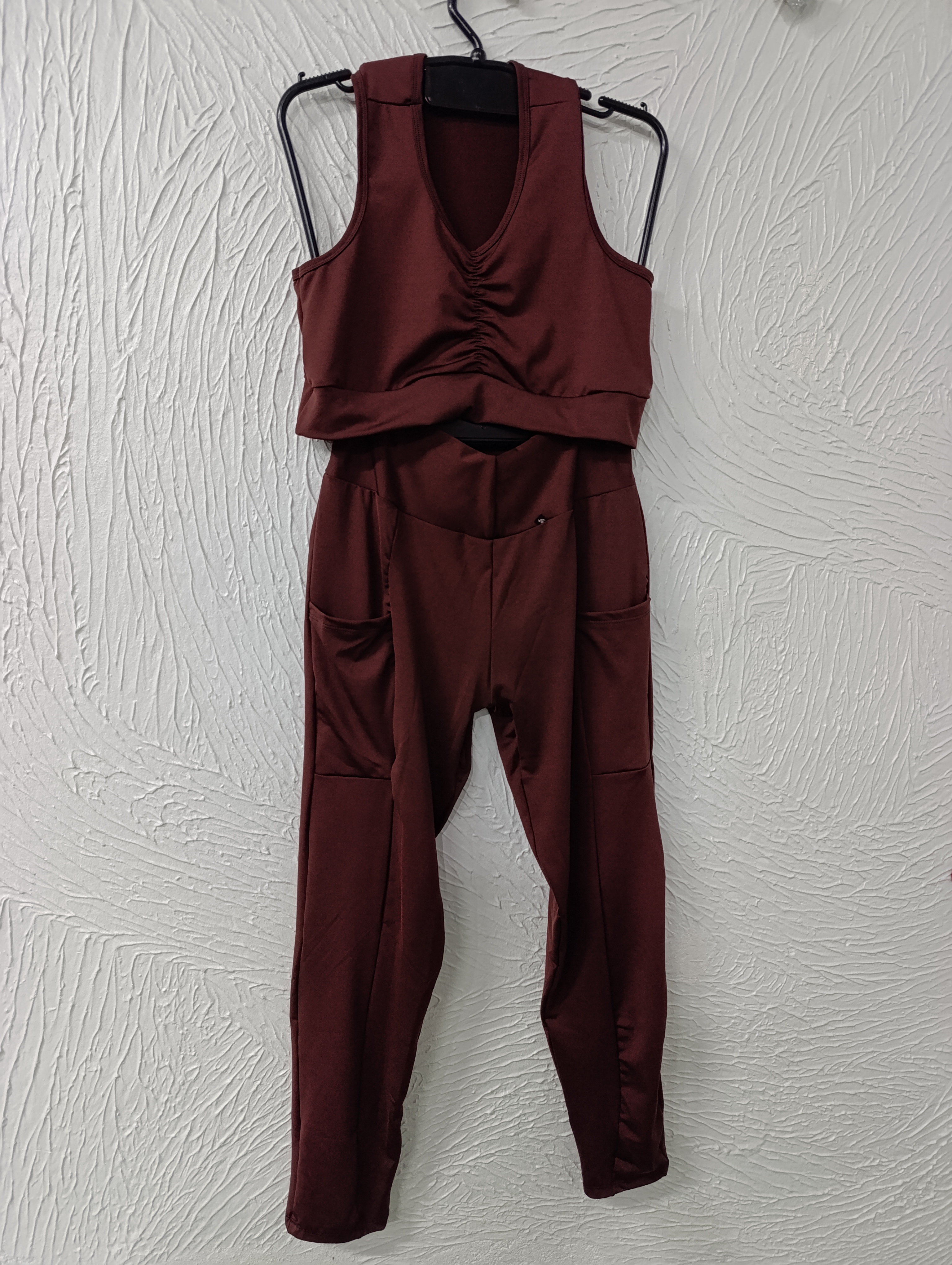 Conjunto de Legging GG com bolso. Top sem bojo. Franzido. Cor Marrom