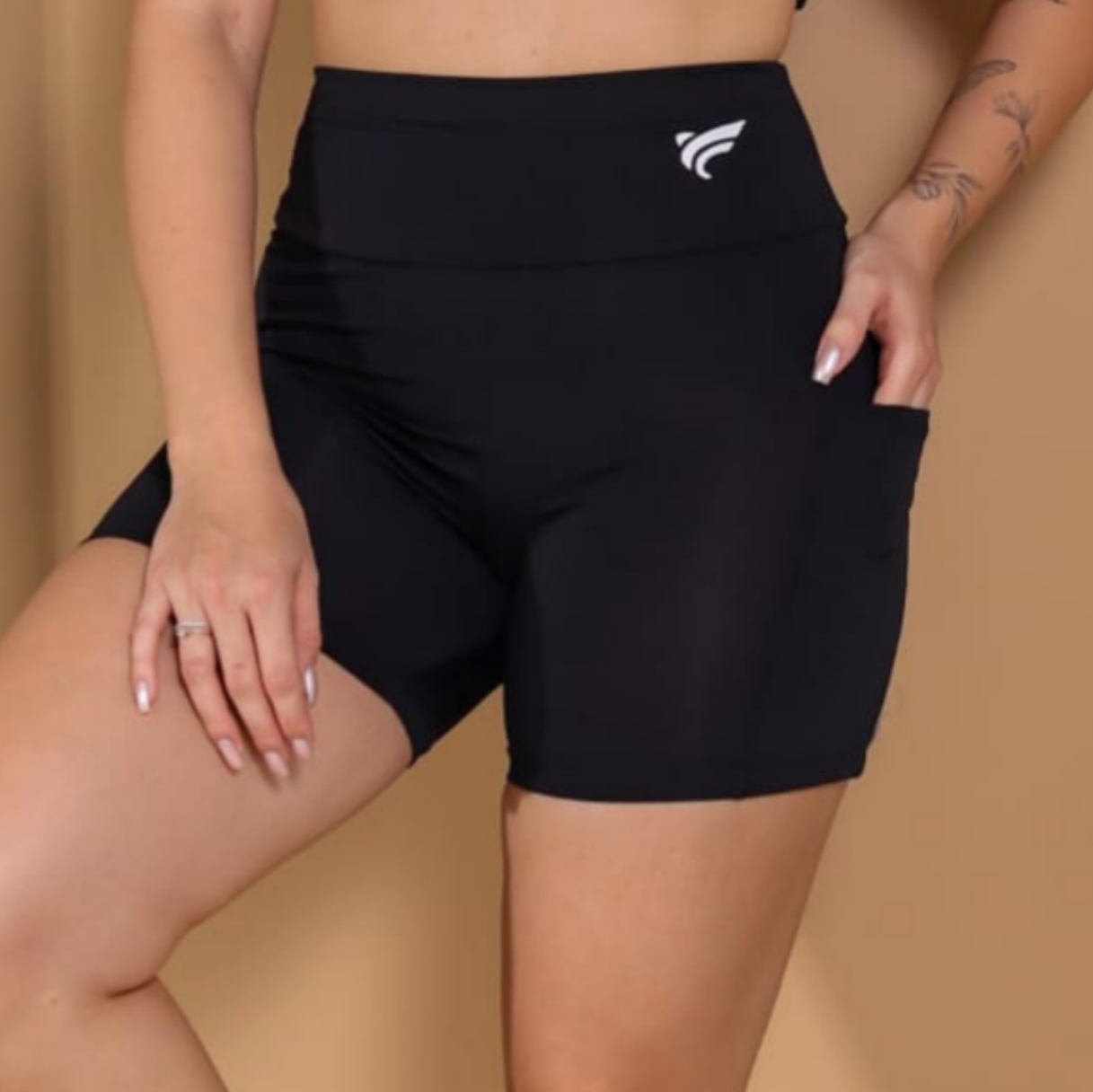 Short G. Forrado. Com bolsos. Cores: PRETO. MARROM. LARANJA.