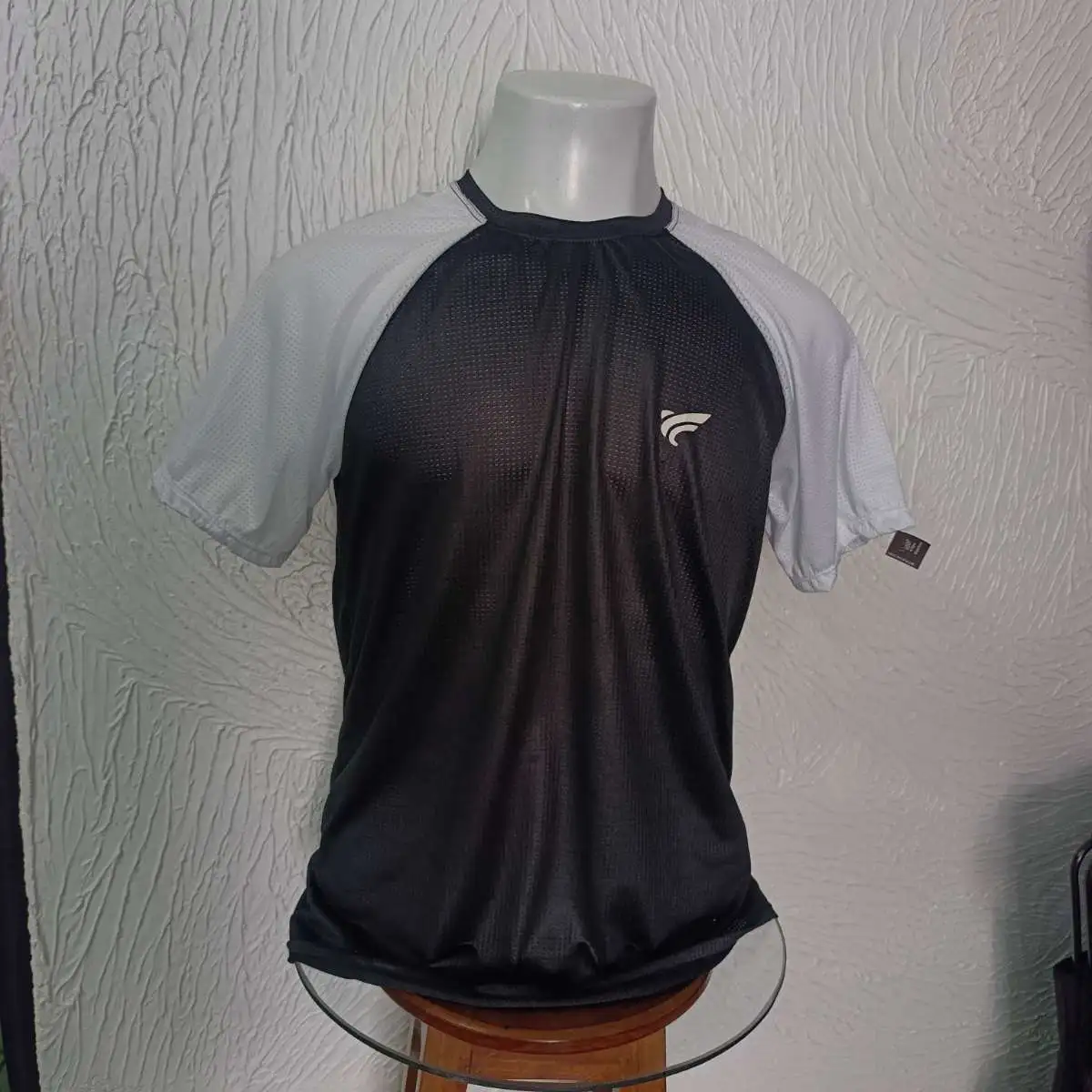 Camisa G. Dryfit furadinho. Preto com manga branca.