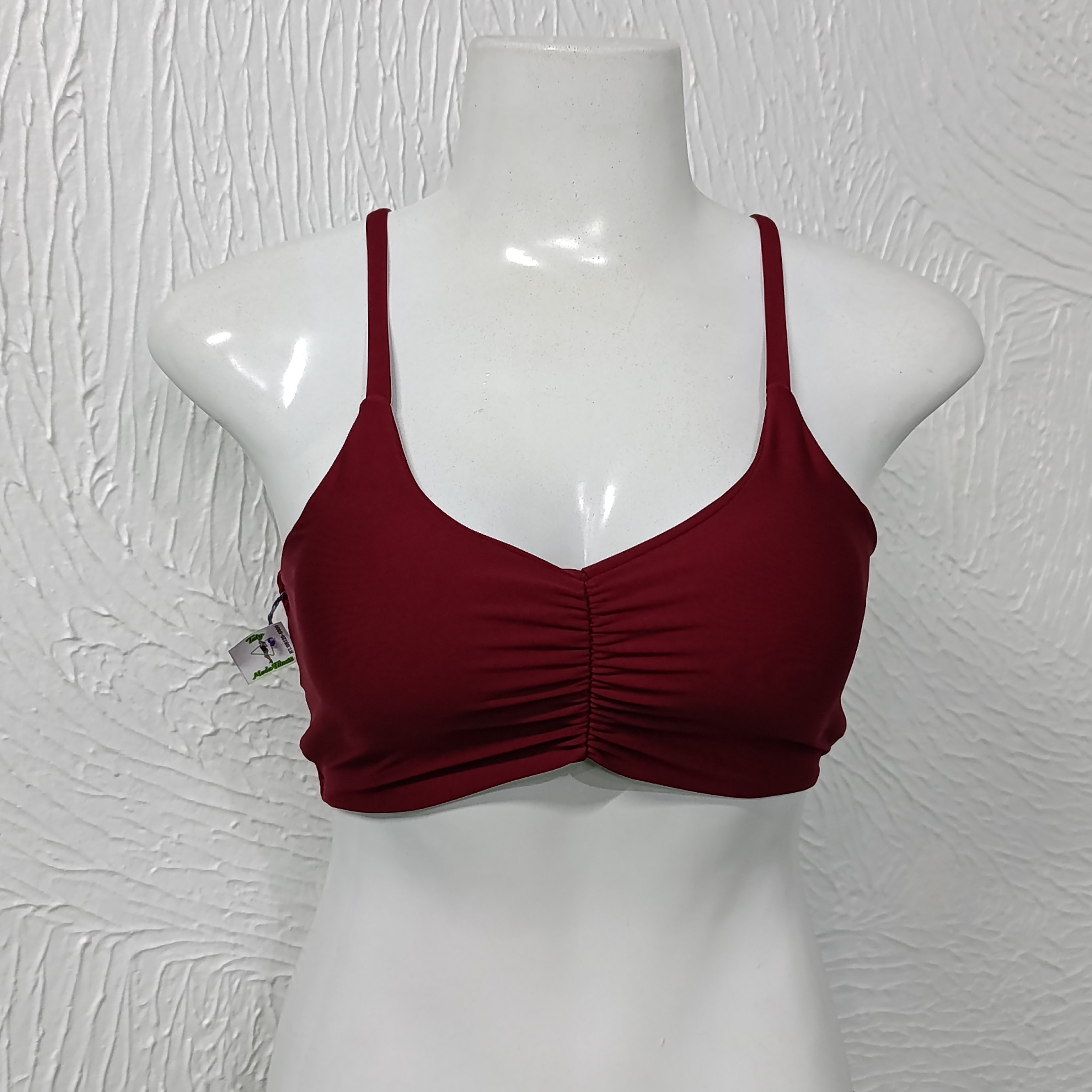 Top M com bojo. Franzido. Cor VINHO