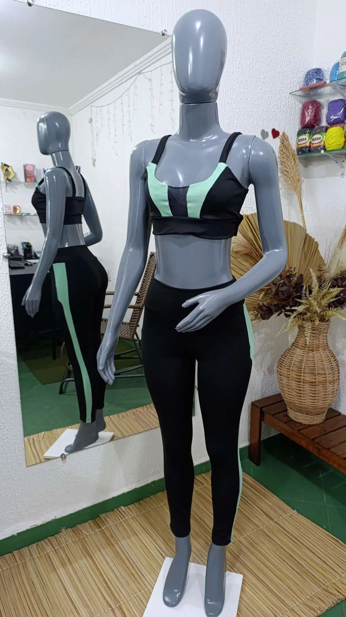 Conjunto de Legging M Cor: Preto com detalhes verde claro. Modelo cigarete.