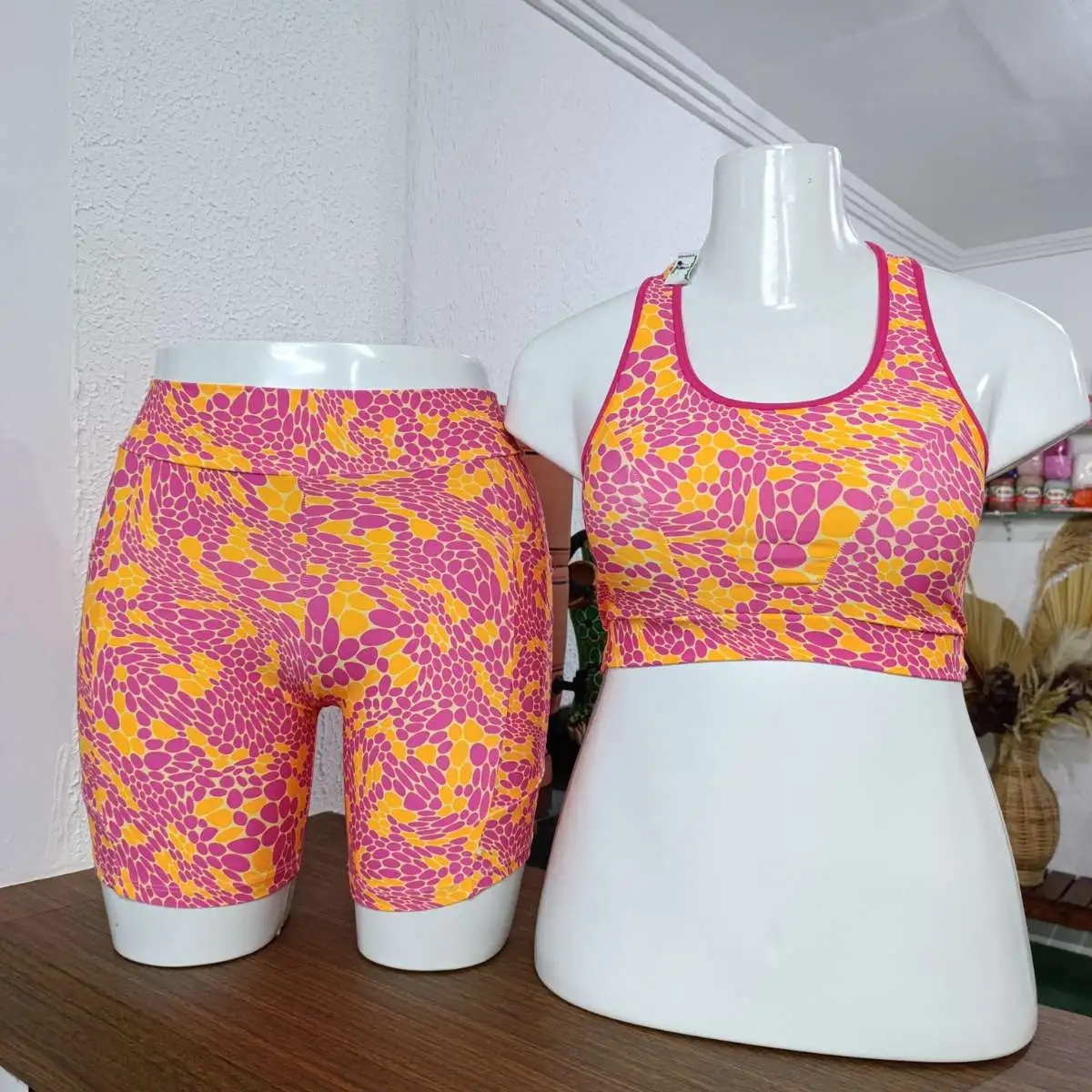 Conjunto de Short G2 com bolsos. Estampa Rosa/amarelo