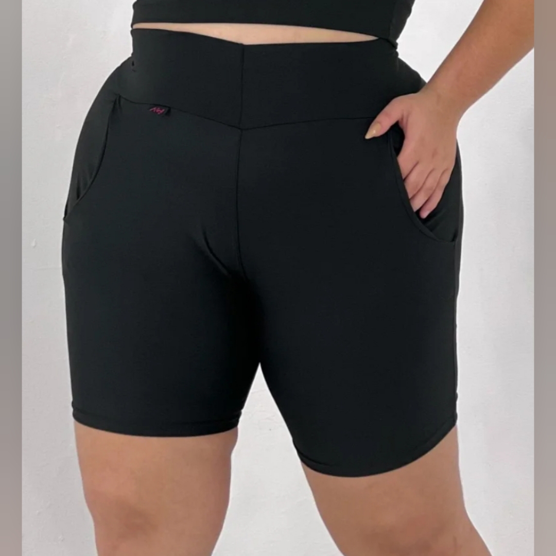 Short GG com bolso. Veste 46/48. Cor: PRETO