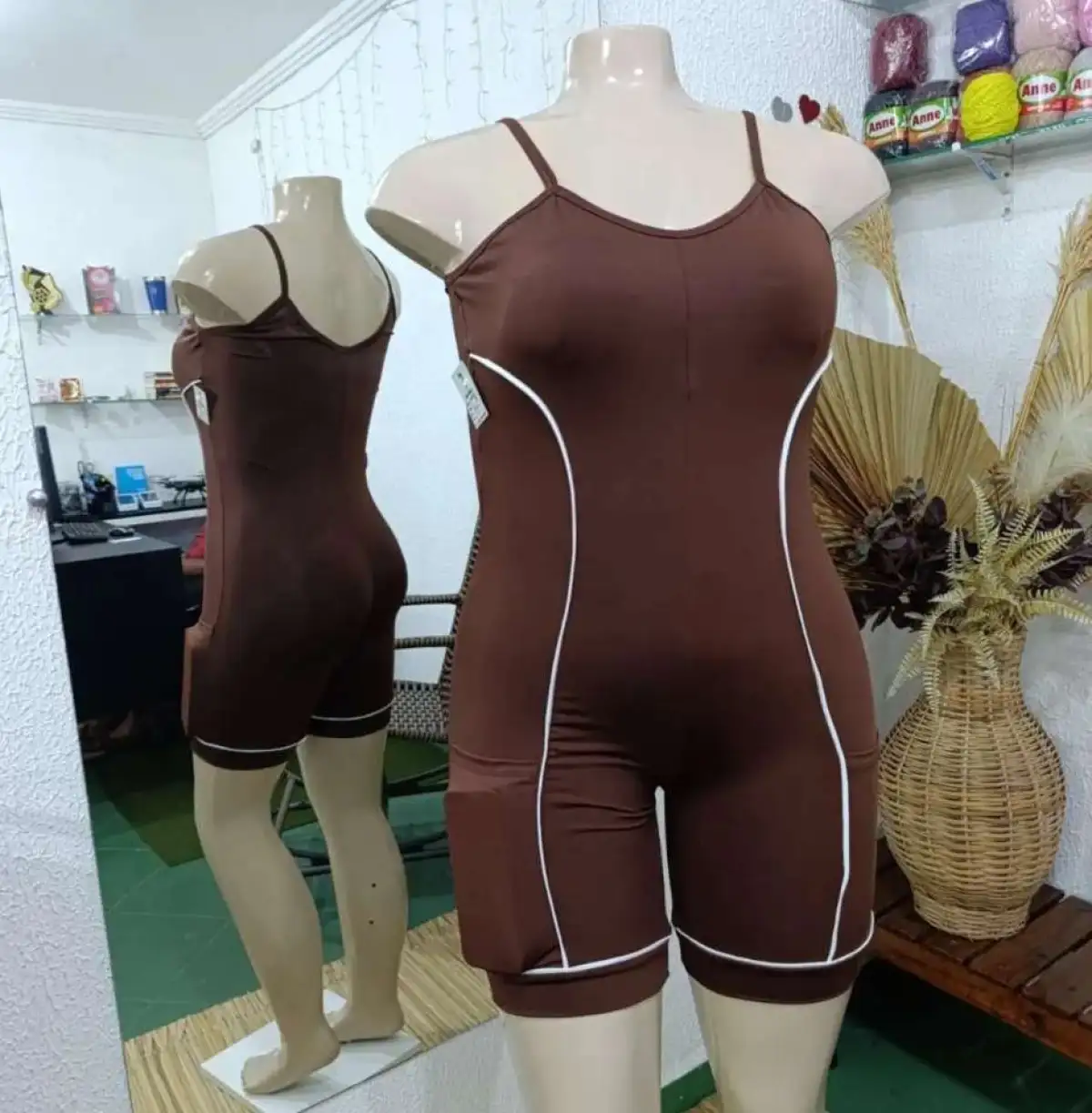 Macaquito GG com bolso. Cor: Marrom com viés branco