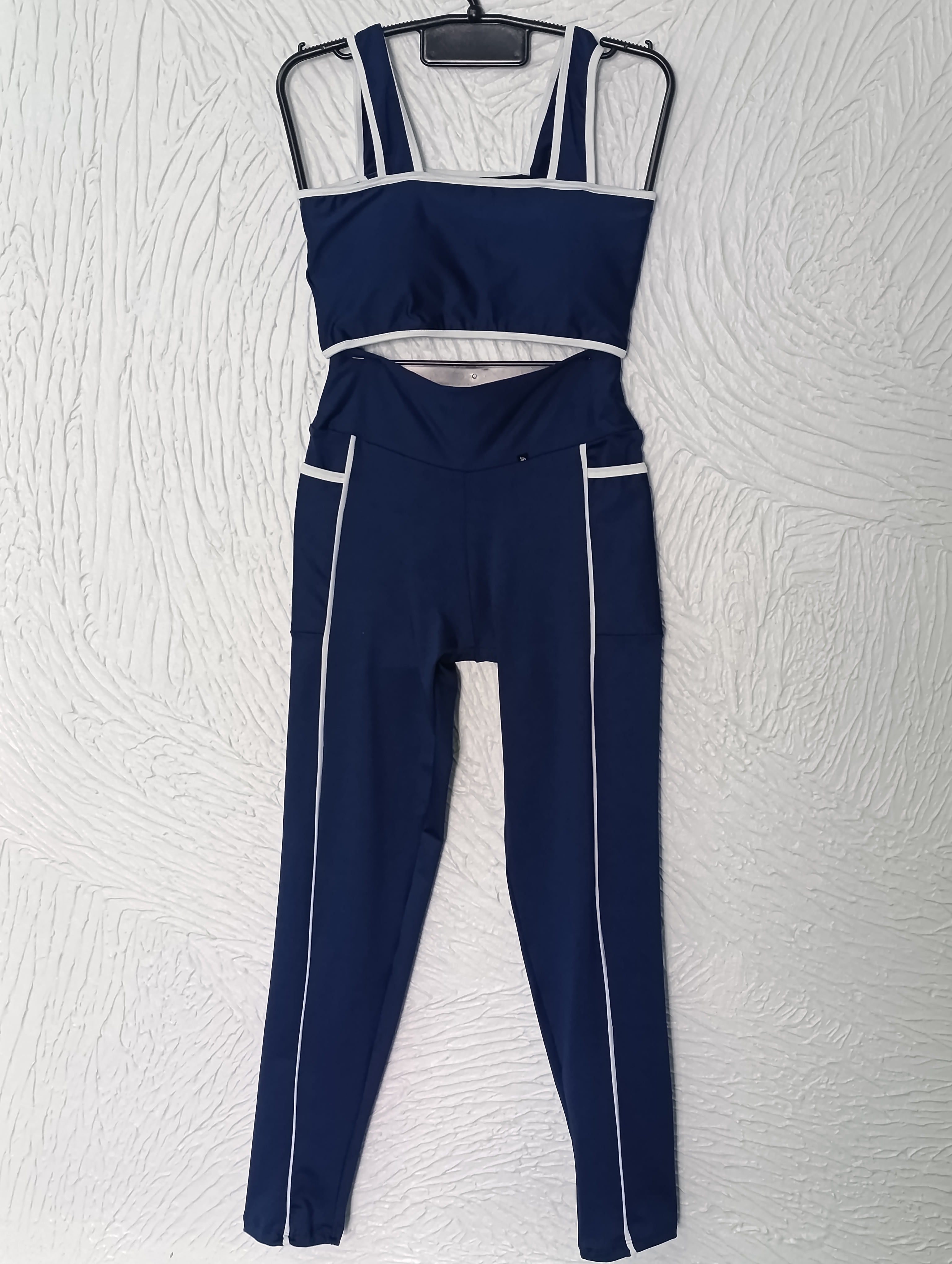 Conjunto de Legging M Top com bojo. Calça forrada. Cor Marinho com viés branco