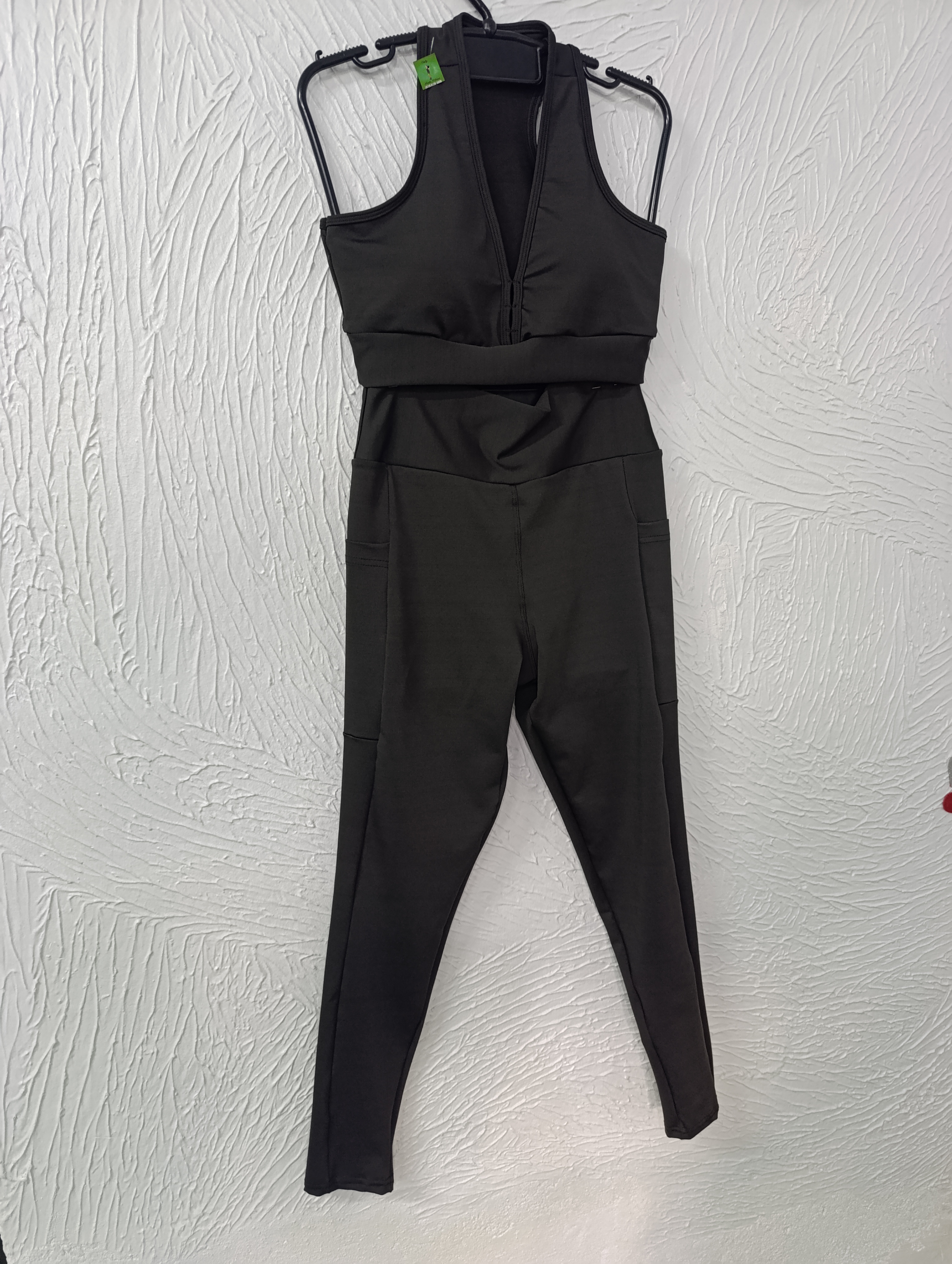 Conjunto de Legging G. top/bojo calça/bolso. Cor Preta