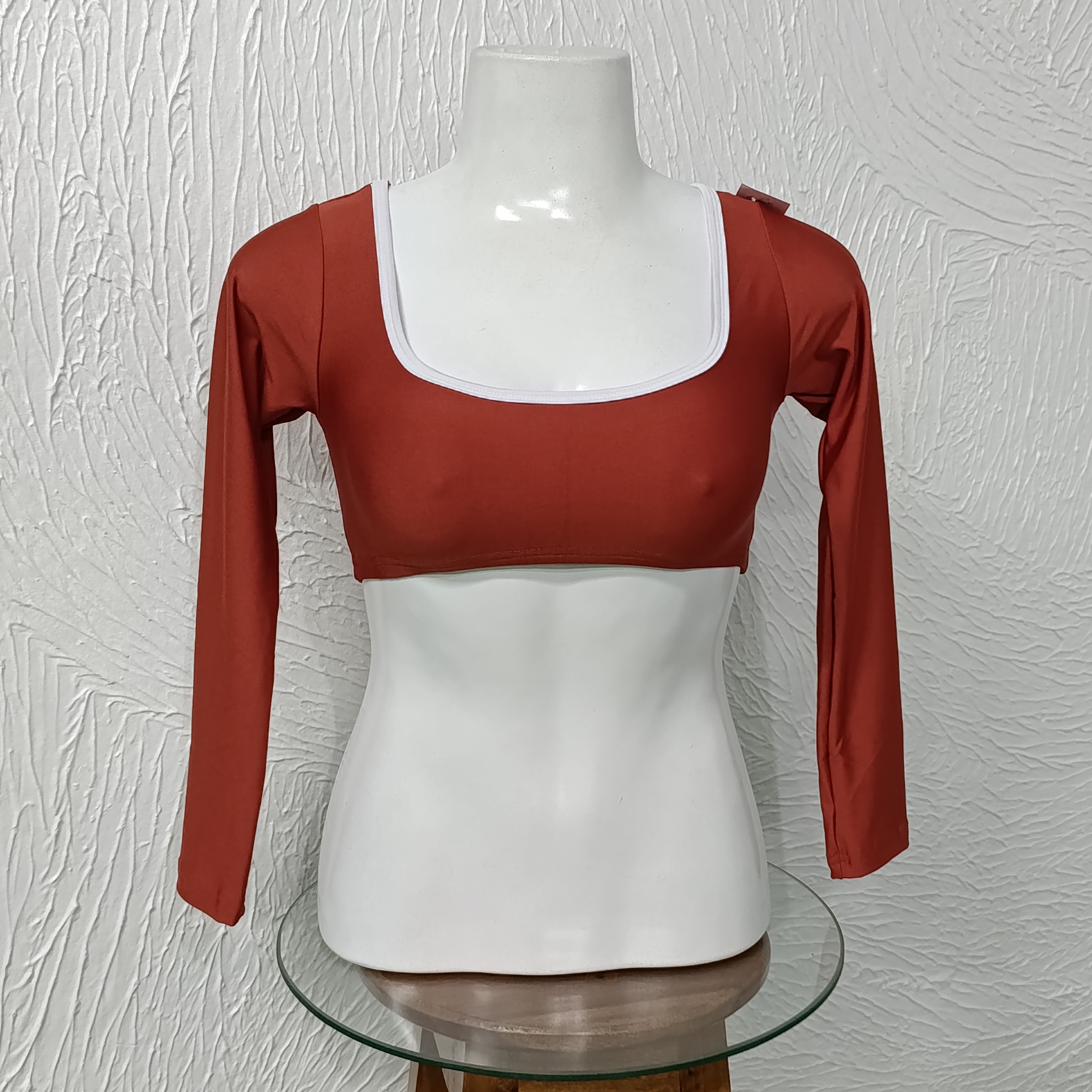 Cropped M manga longa. Ágatha. Cor Terra cota