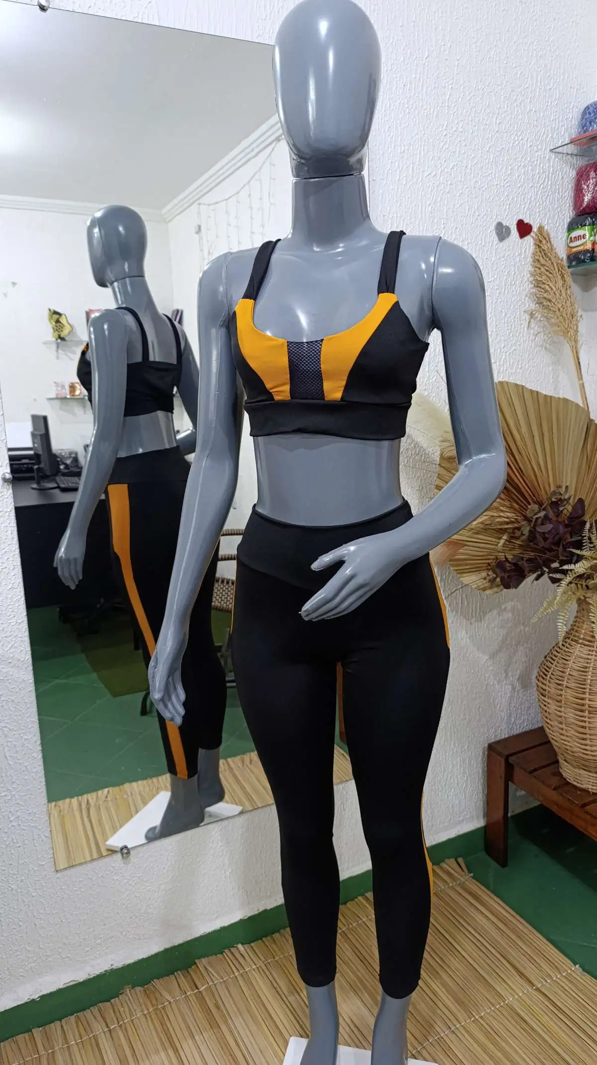 Conjunto de Legging M Cor: Preto com amarelo. Modelo Cigarete.