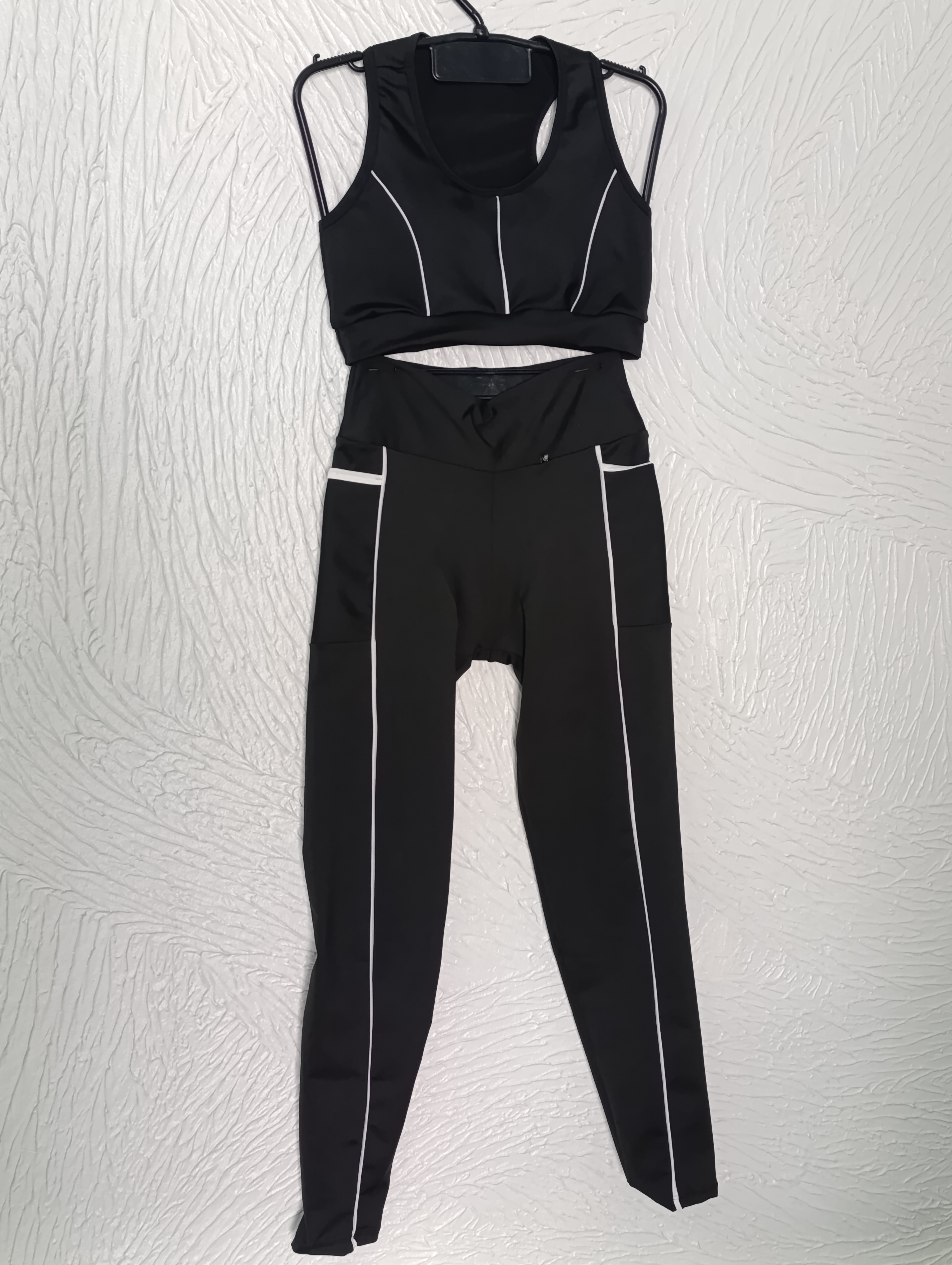 Conjunto de Legging G. Top com bojo. Calça com bolso, forrada e listas finas de viés branco