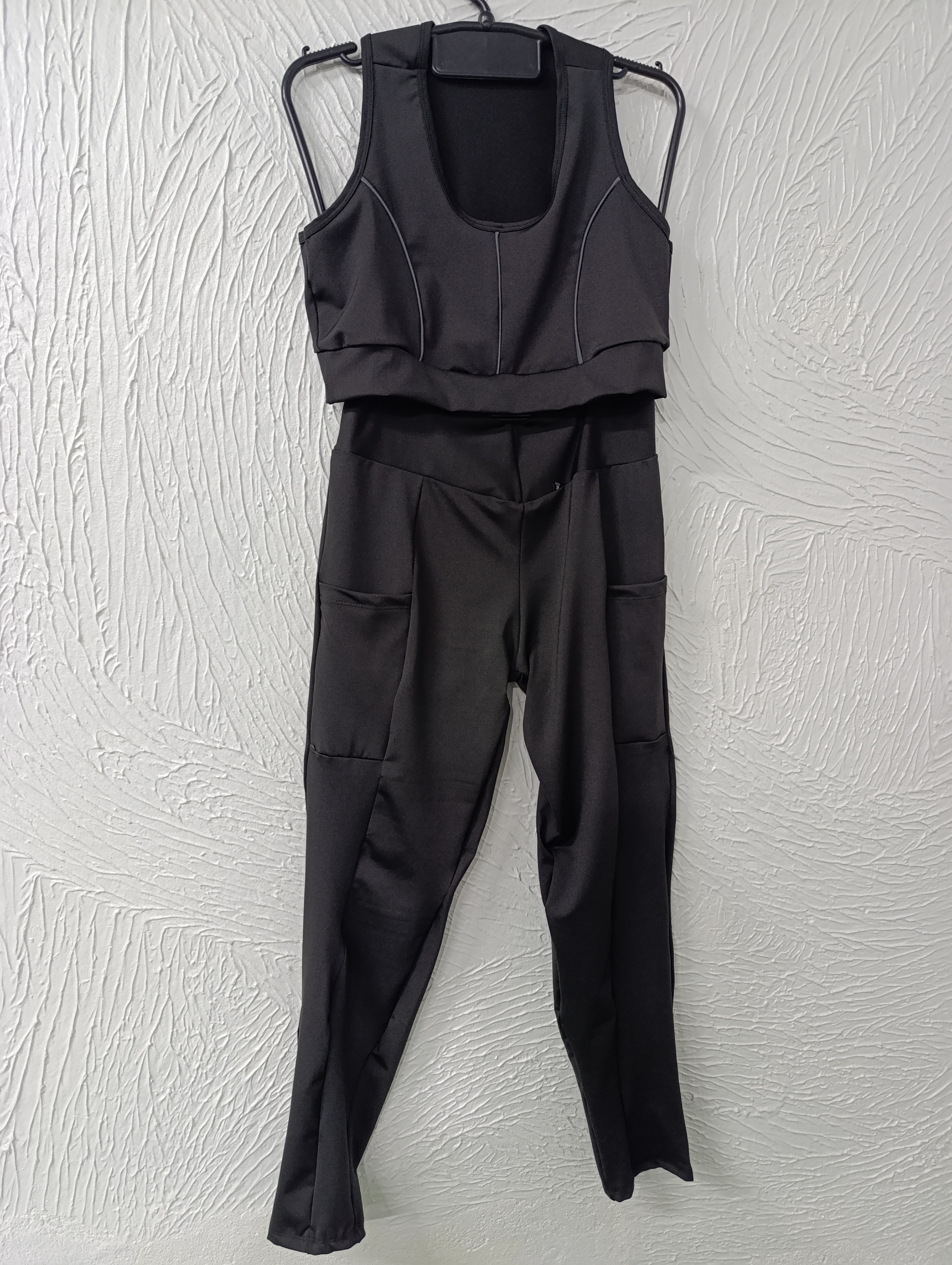 Conjunto de Legging GG Calça com bolso. Top sem bojo com viés. Cor preta