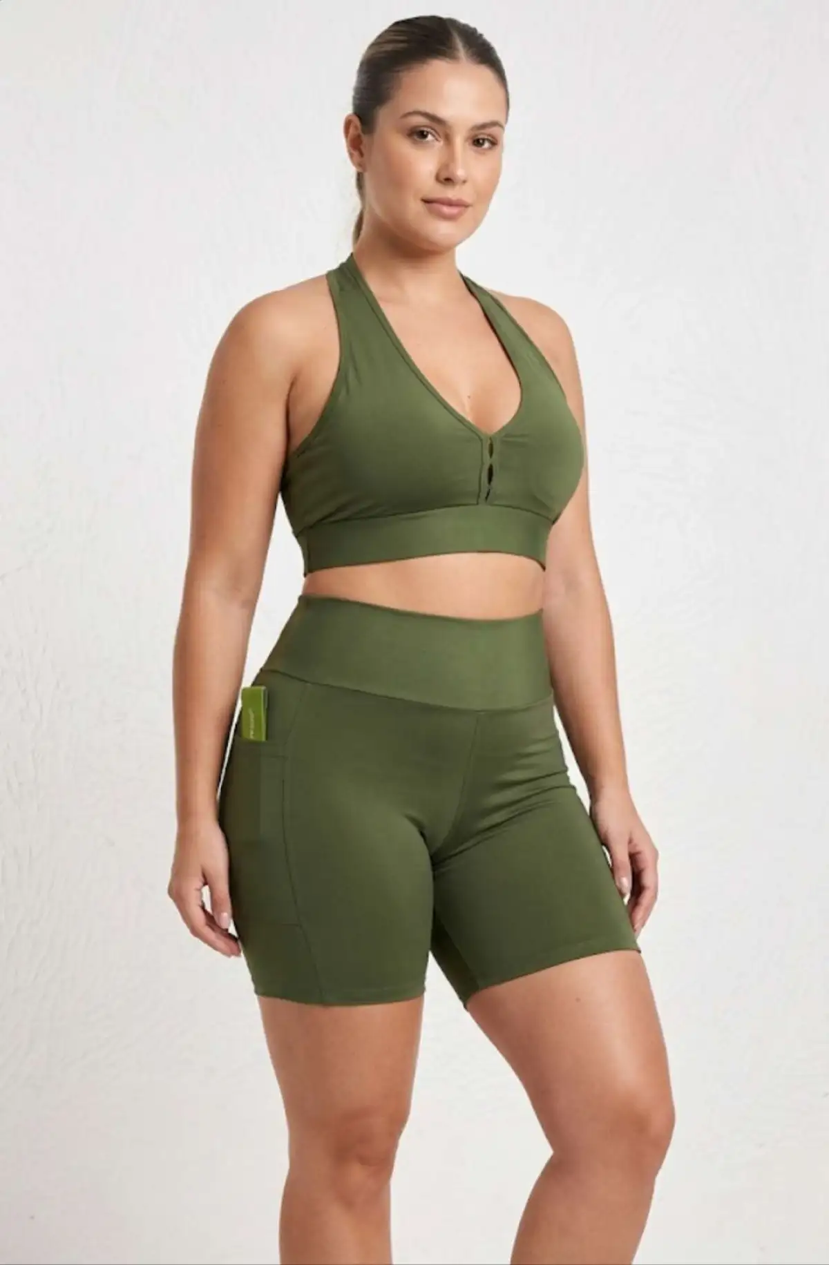 Conjunto de Short G. M. FORRADO. C/Bojo. Bolsos. Cor: verde militar