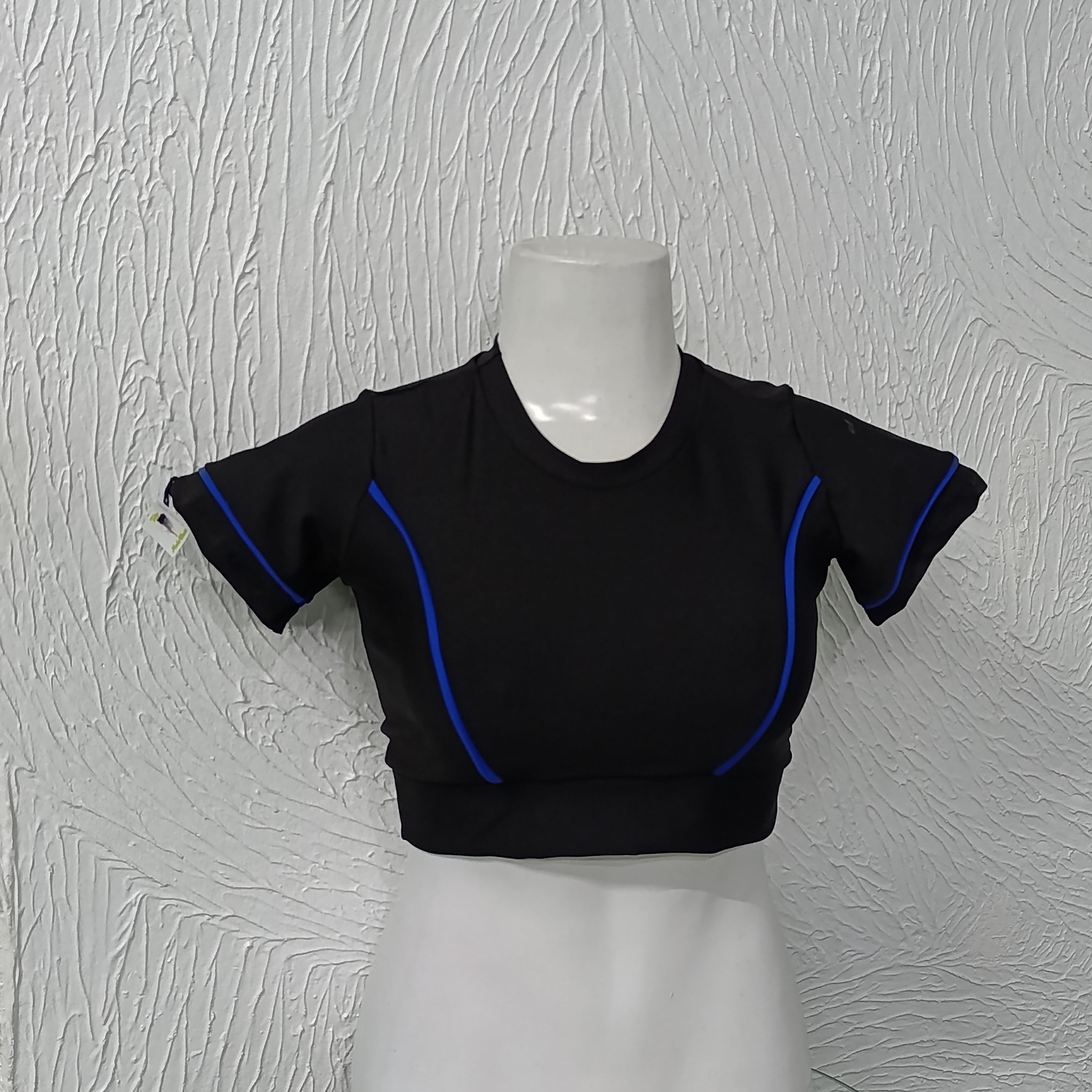 Cropped G manga curta. Preto com viés AZUL