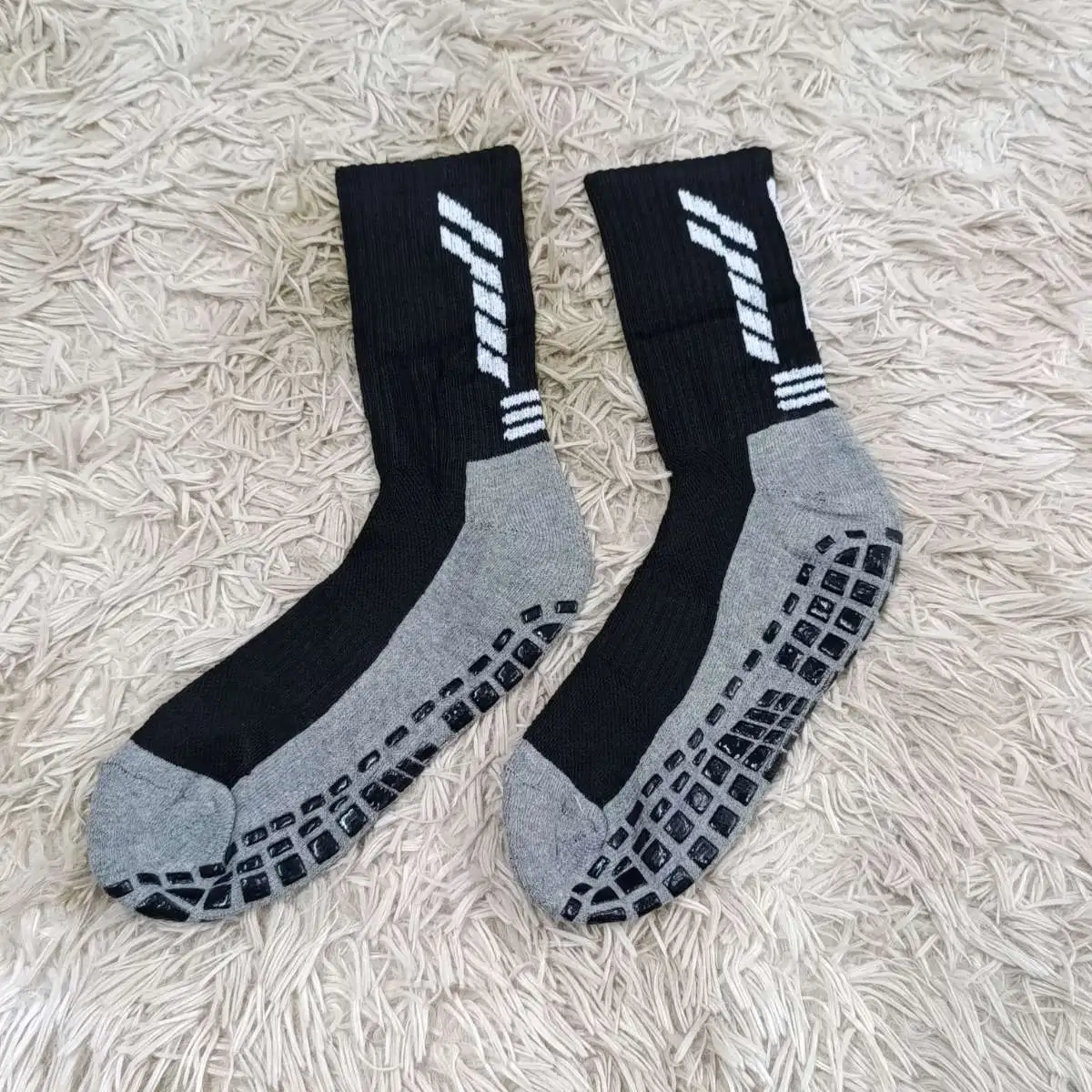 Meia Antiaderente. Cor: Preto/Branco 02