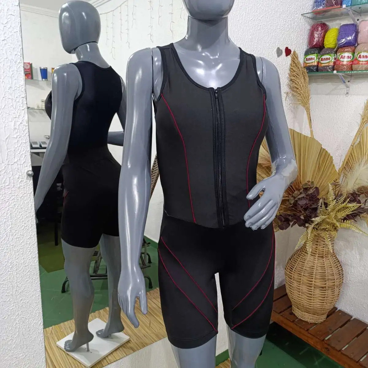 Macaquito M com bojo. Forro no bumbum. Zero transferência. PRETO com viés Vermelho