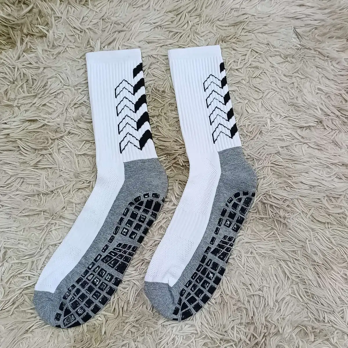 Meia Antiaderente. Cor: Branco/Preto