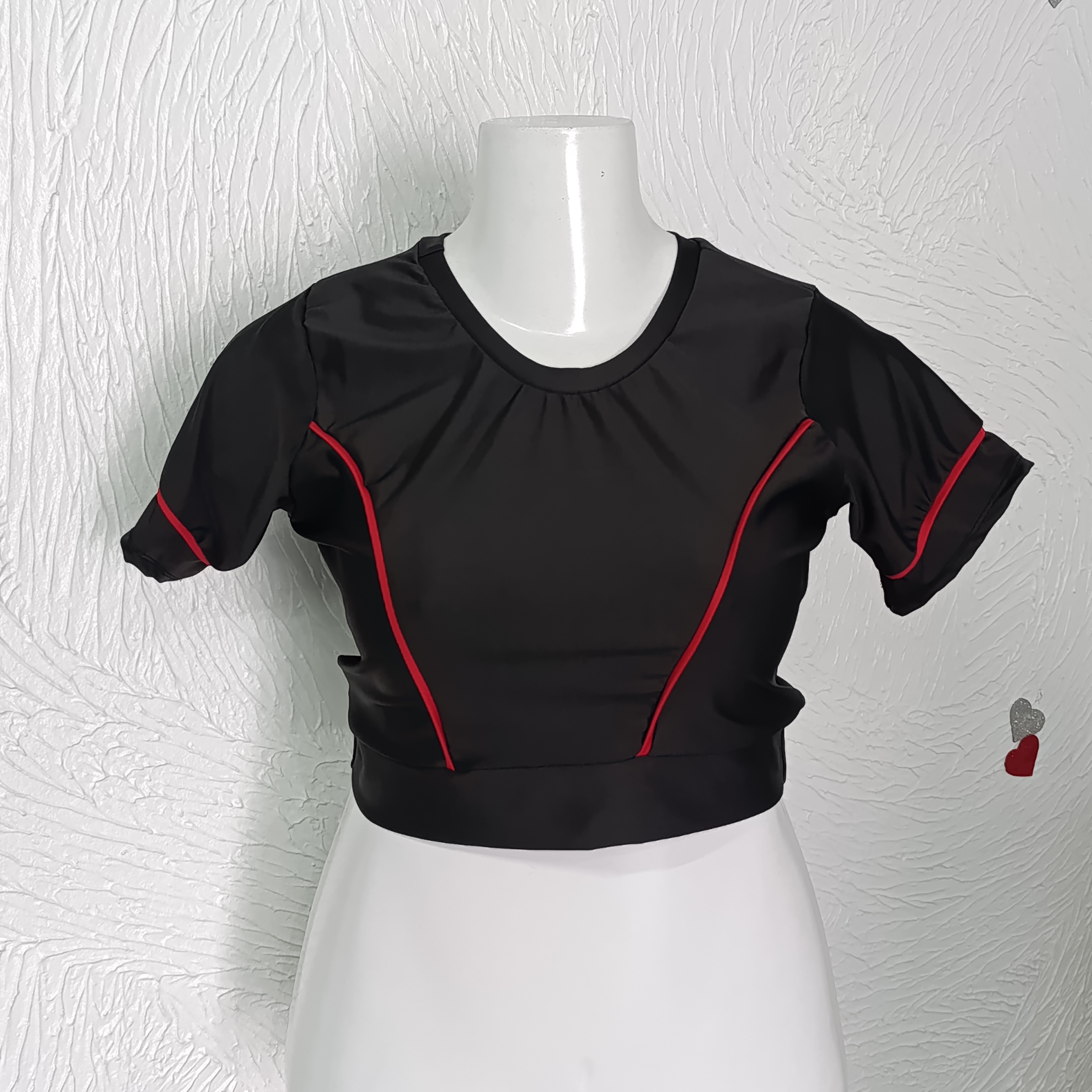 Cropped G3 preto com viés vermelho